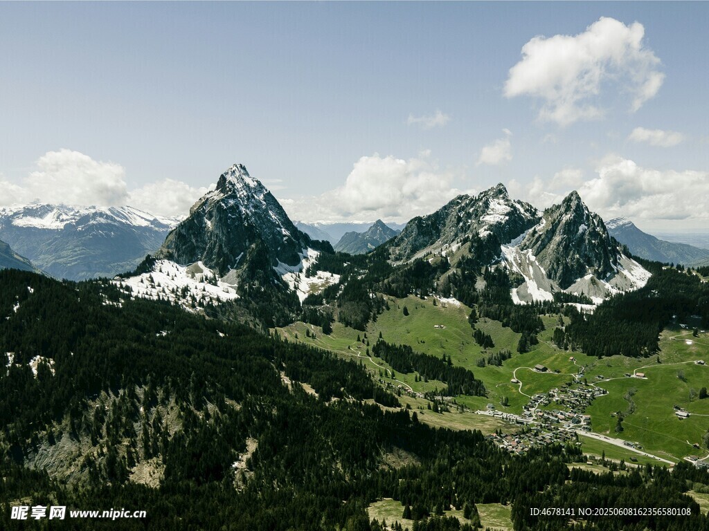 壮丽雪山与葱郁山谷景观