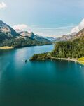 美丽湖景与青山相映成趣
