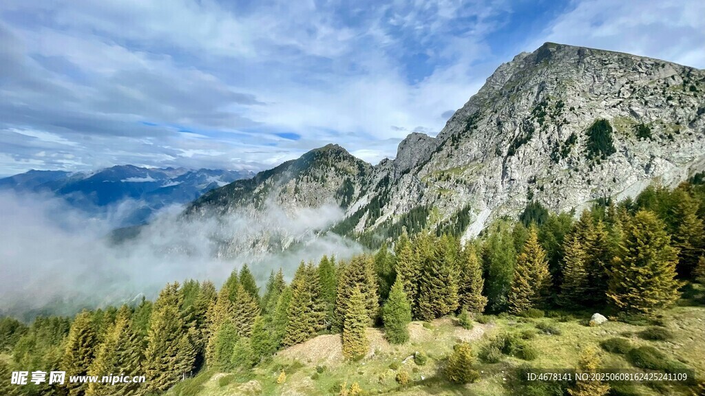 山间云雾缭绕的壮美景色