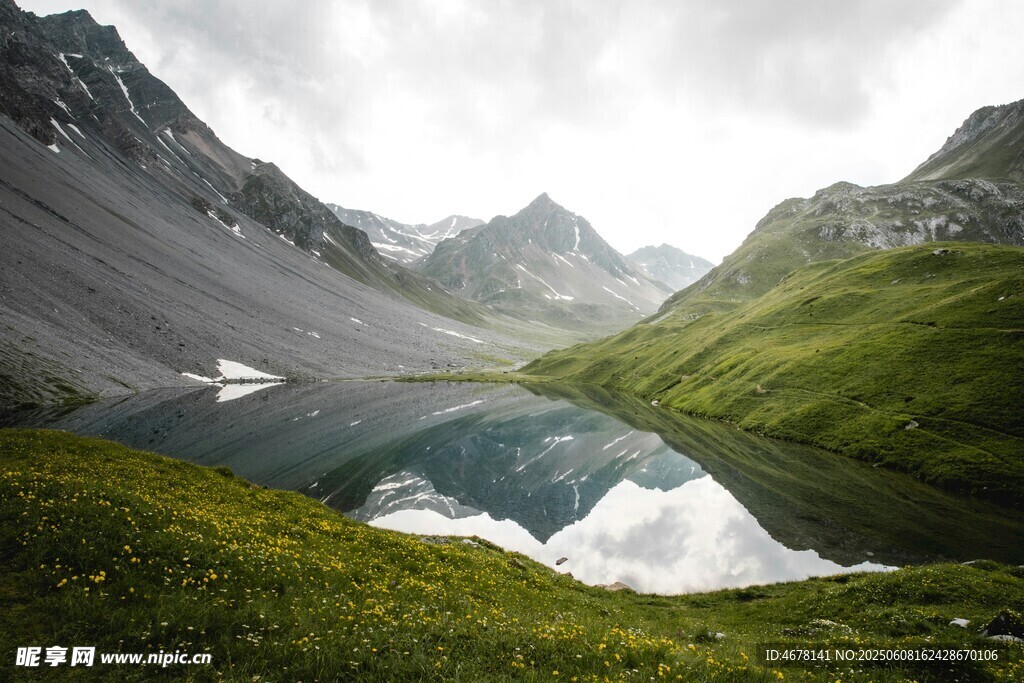 高山湖泊美景