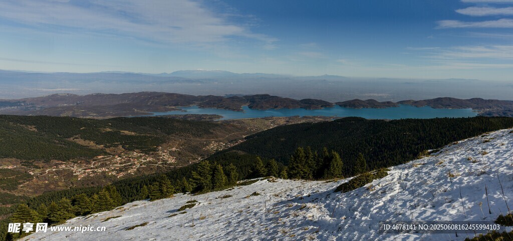 山顶雪景下的广阔湖景