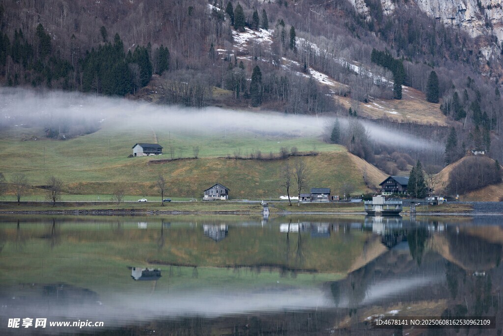 湖畔山村美景如画