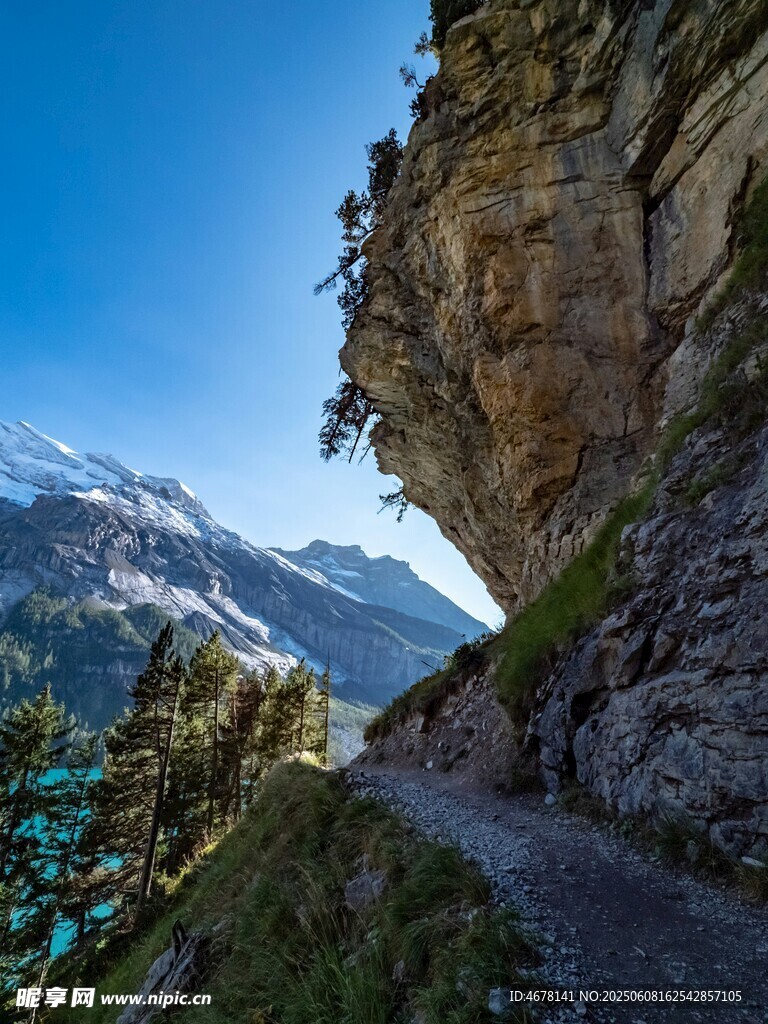 山间小径旁的壮丽悬崖景观