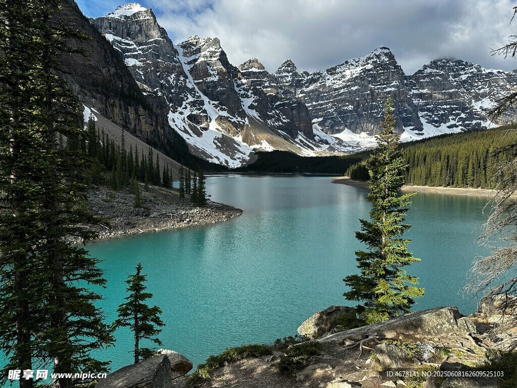 美丽高山湖泊自然景观