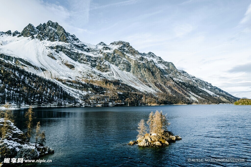雪山下的静谧湖泊美景