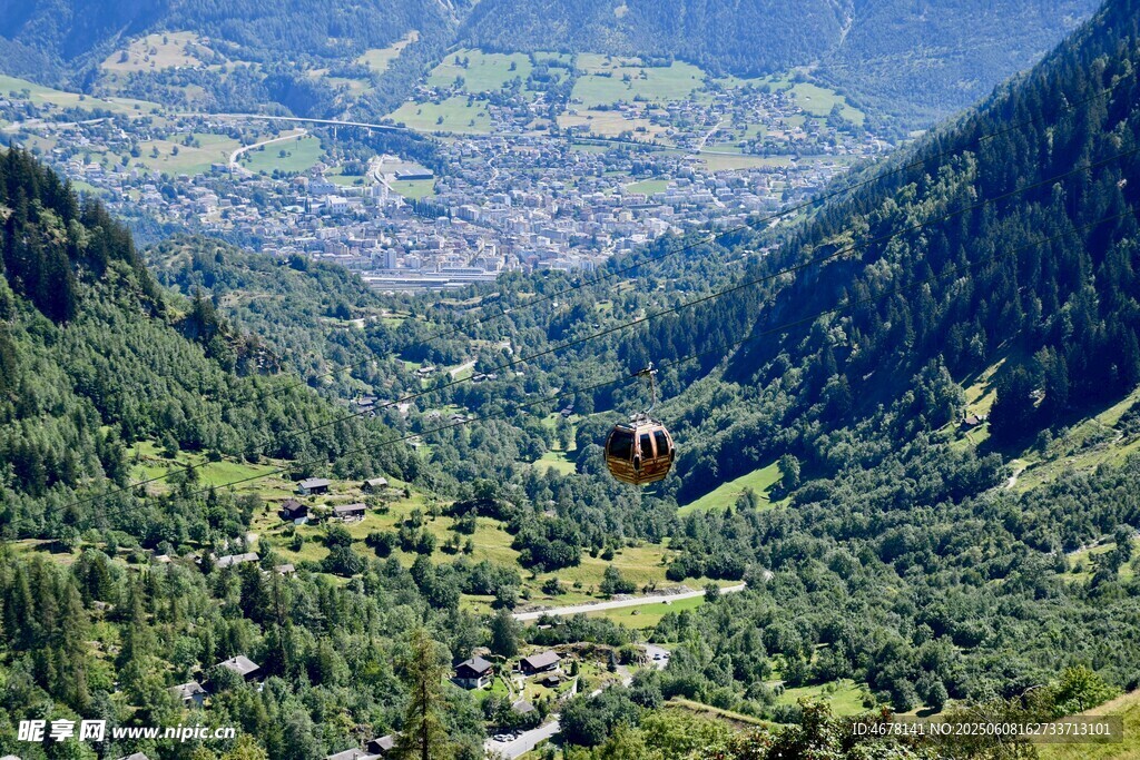 山谷间的缆车美景