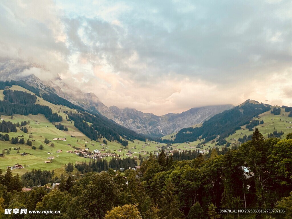山间美景 绿意盎然的山谷