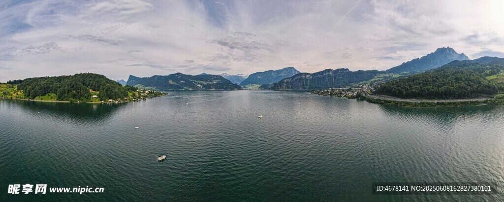 宁静湖景与远处山峦