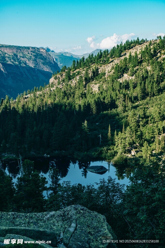 山间静谧湖泊美景