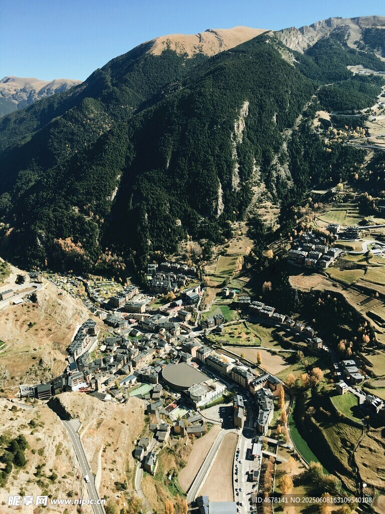 山谷中的村落景观