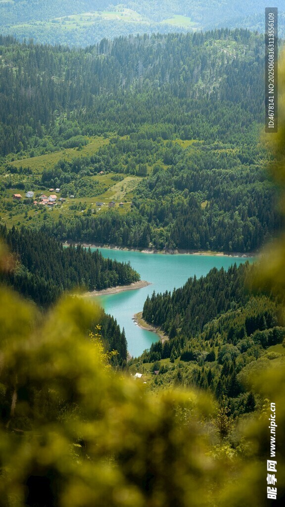 山间碧湖美景