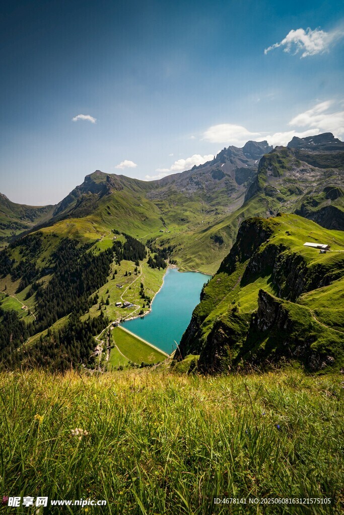 高山湖畔美景