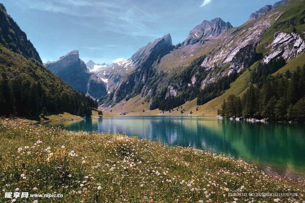 山间碧湖美景