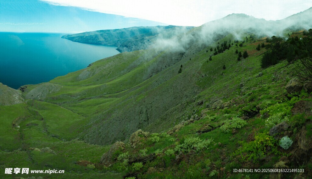山间湖畔美景