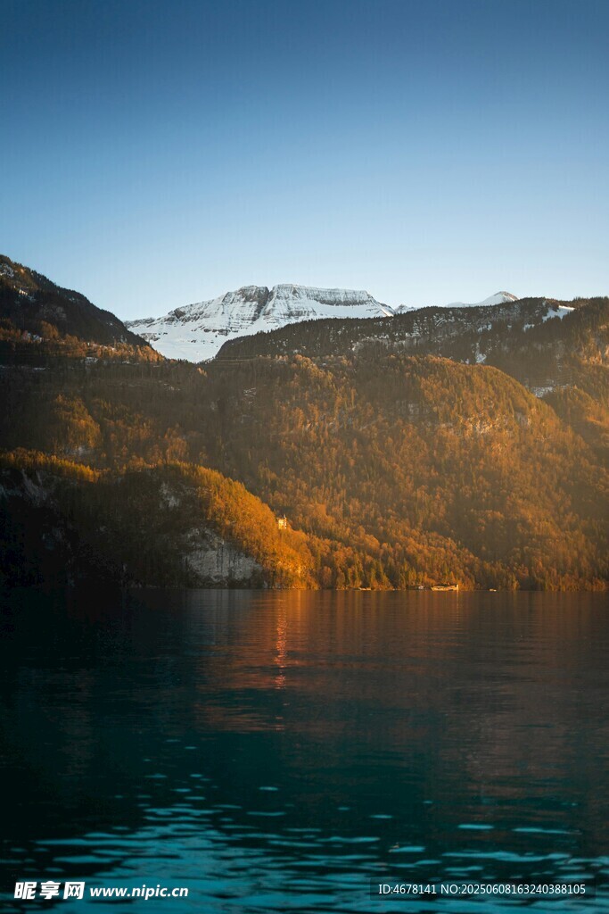 湖畔山峦美景