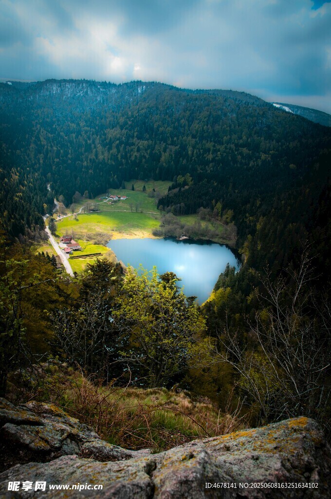 山间幽湖美景