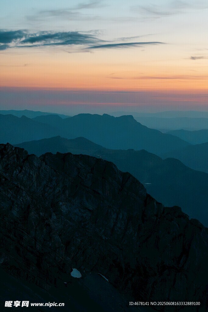 日暮下的连绵山峦