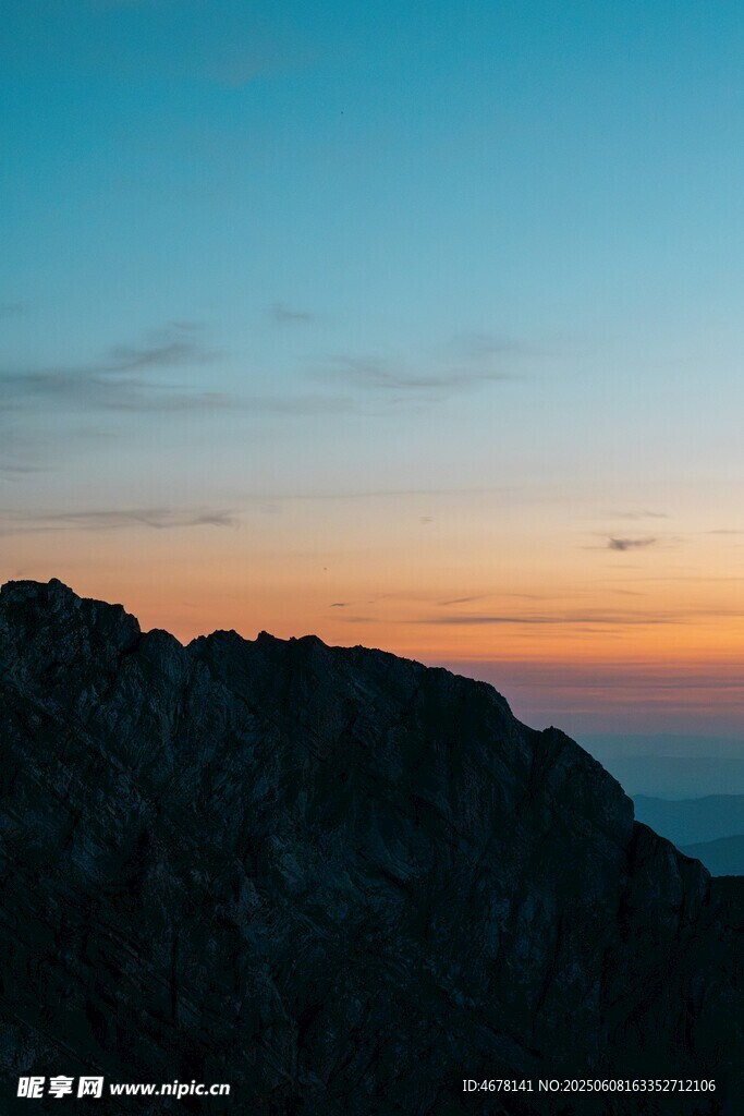 黄昏下的山峦美景