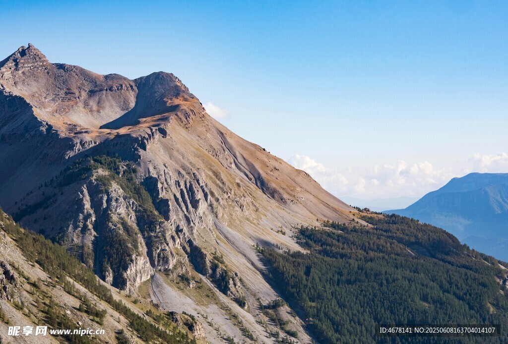 壮丽巍峨的高山景色
