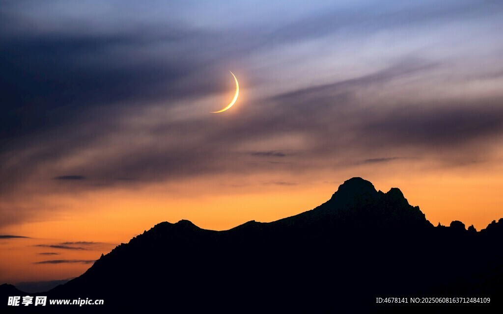 夕阳下的山峦与月牙