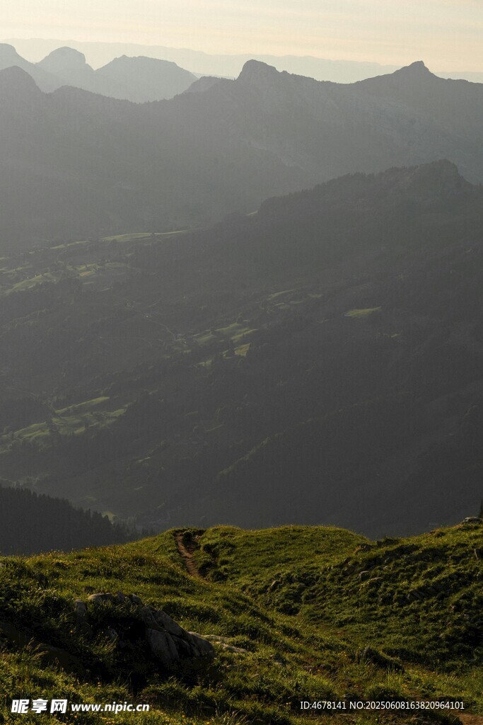 山间晨景 绿意盎然的山峦