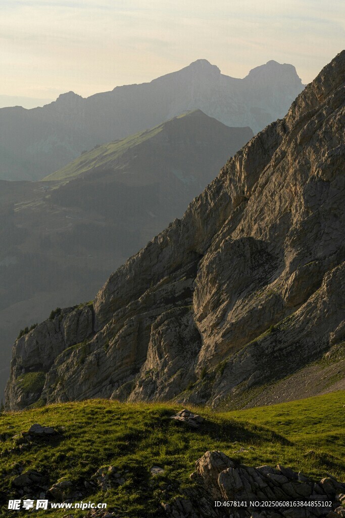 山间美景 绿意与山峦交织