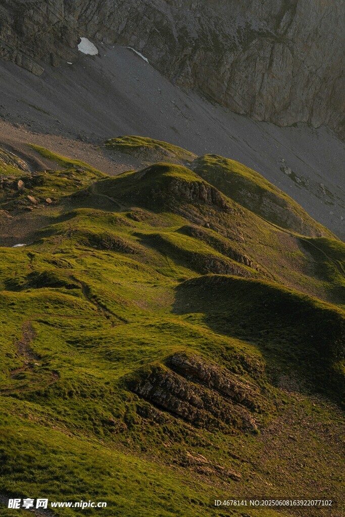 翠绿山峦美景