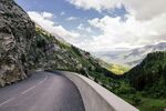 山间蜿蜒公路美景