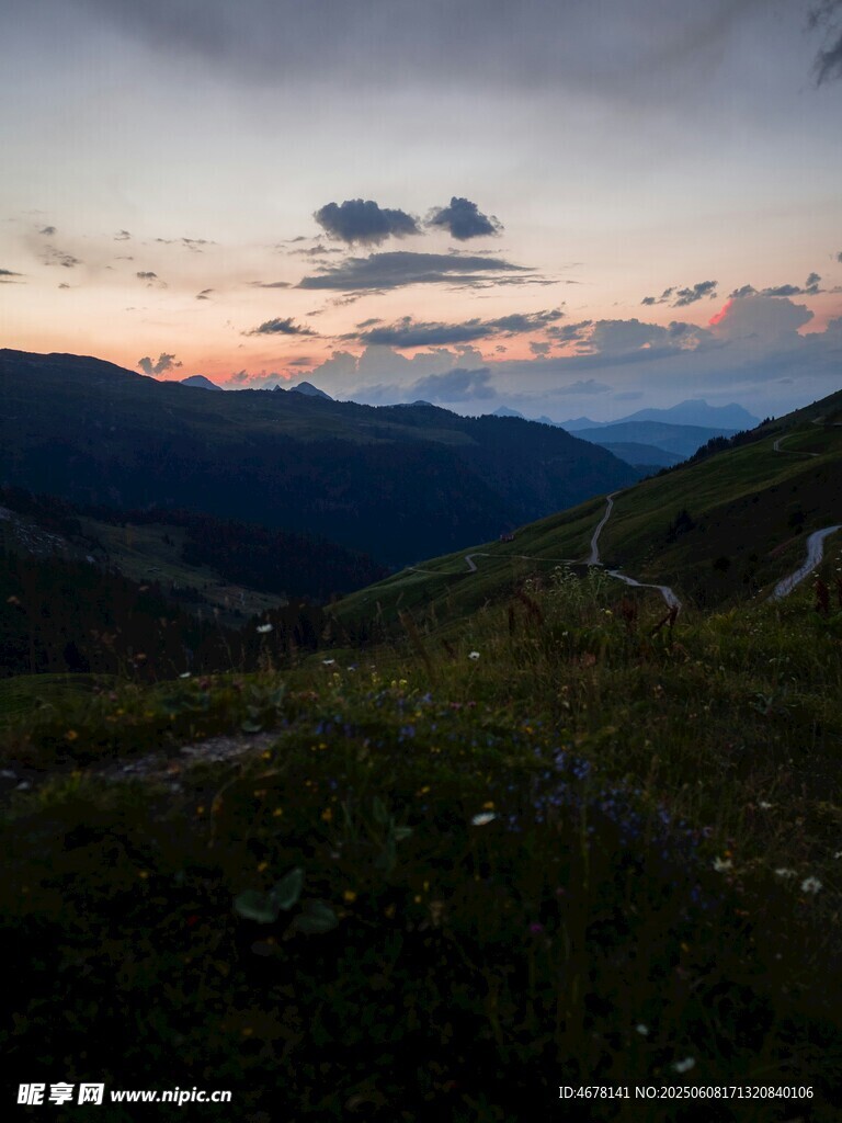 山间暮色美景