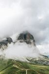 云雾缭绕的山间美景