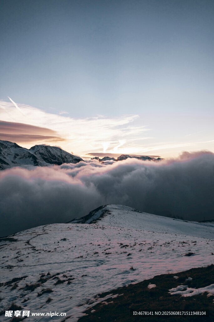 雪山云海壮丽日出景观