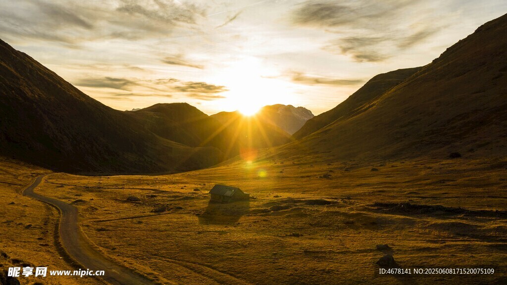 夕阳下的山间旷野美景