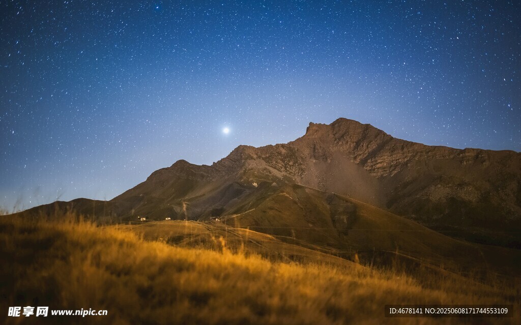 月夜下的壮美山峦