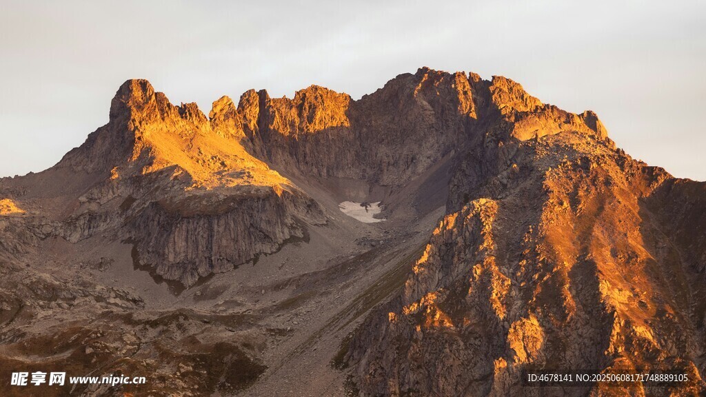 夕阳下的壮丽山峰