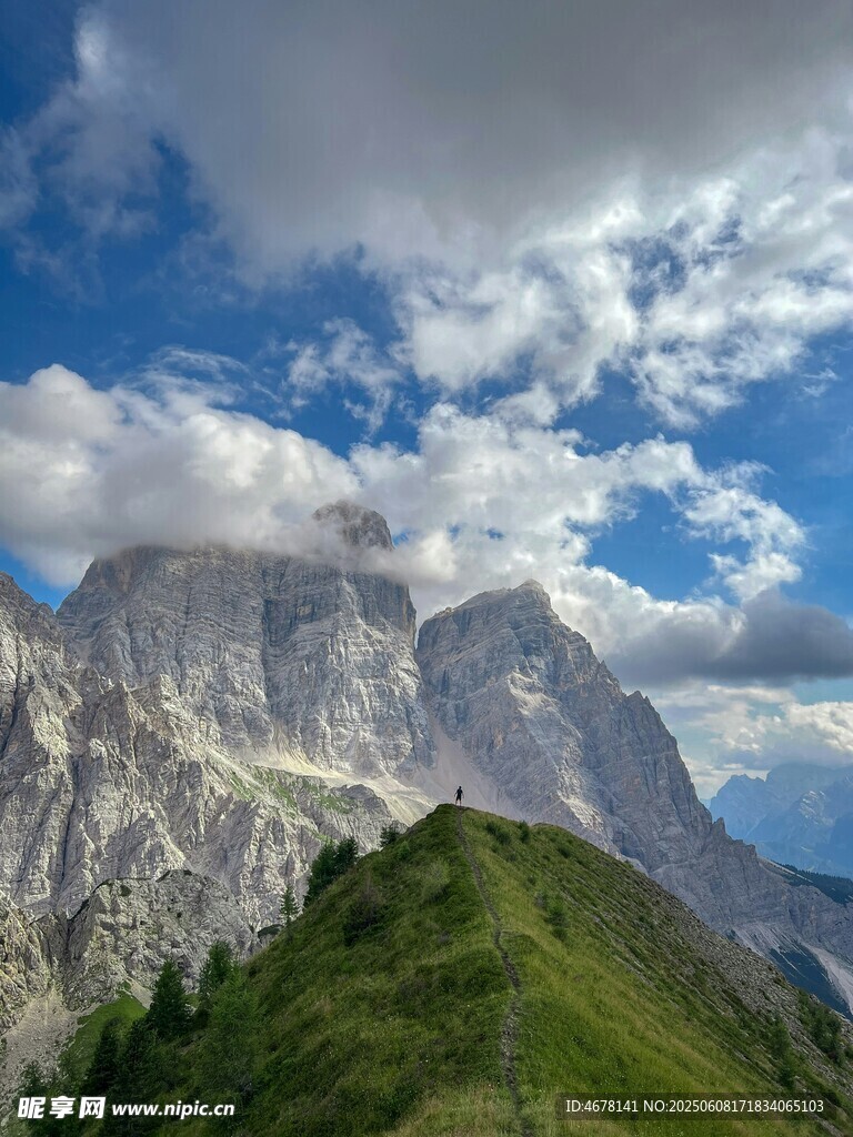 壮丽山景与蓝天白云