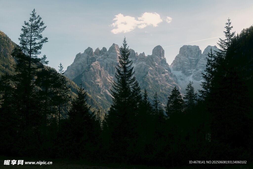 山林间的壮丽巍峨山峰
