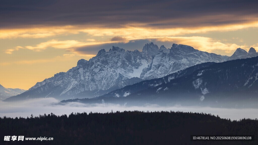 壮丽雪山日出美景