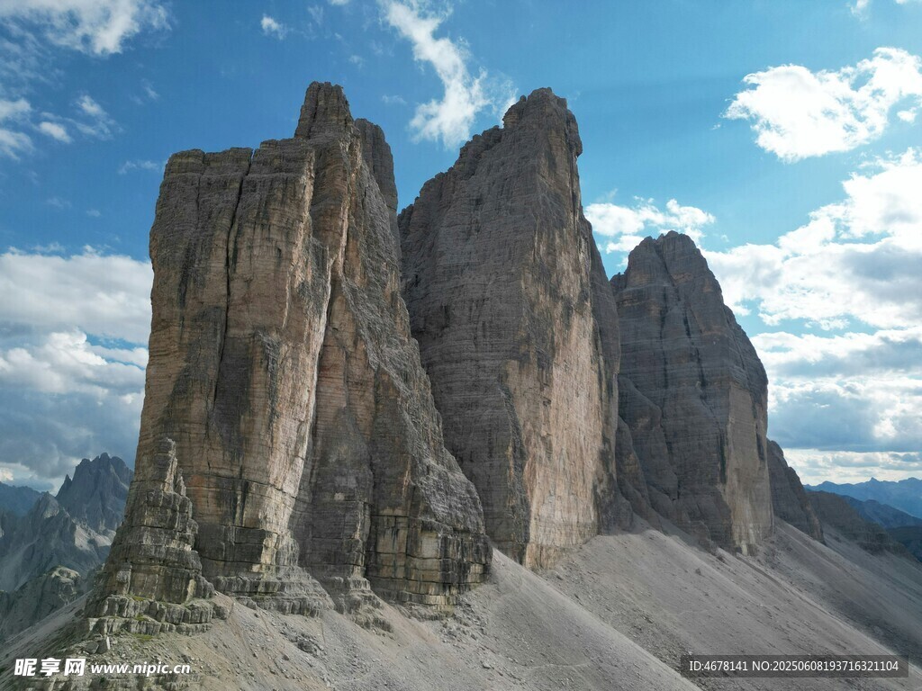 巍峨壮丽的高山岩石景观