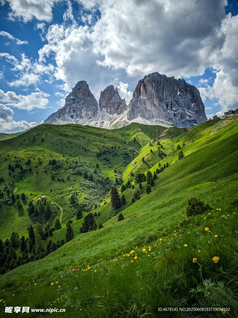 高山绿野间的壮丽自然景观