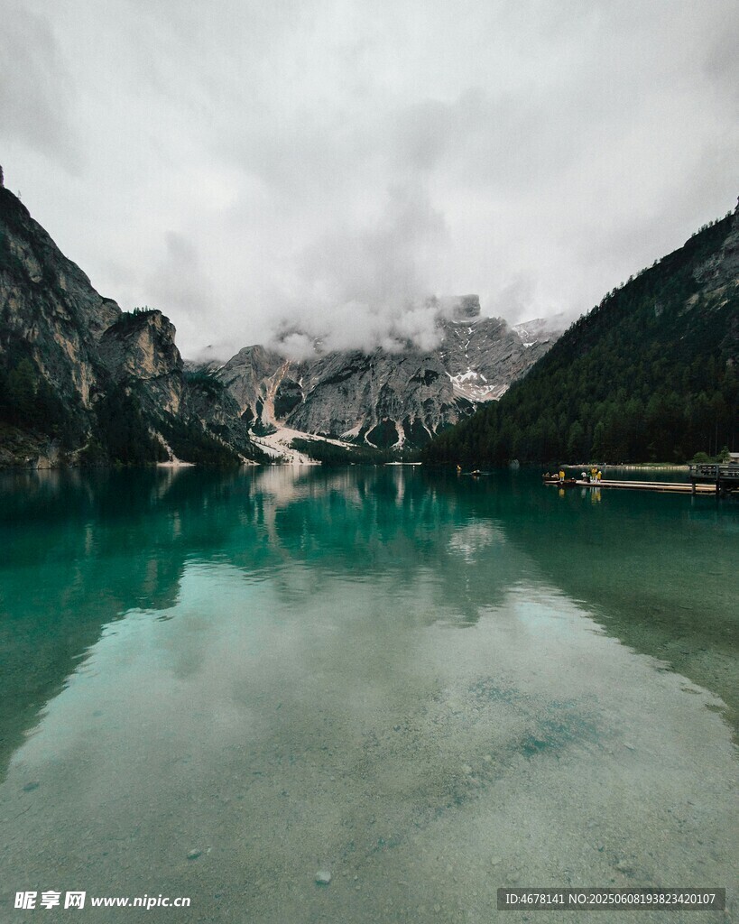 静谧山水间的碧绿湖泊