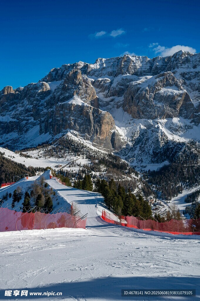 雪山滑雪场壮丽风光