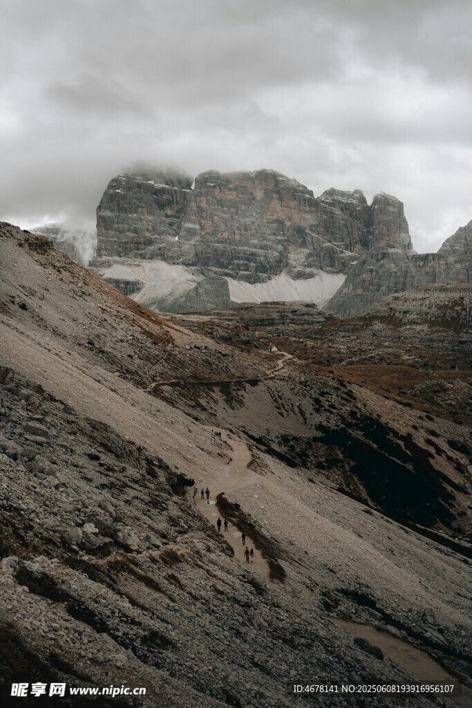 荒凉山地景观
