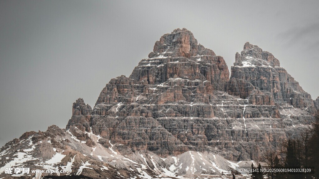 雪覆山峰壮丽景观