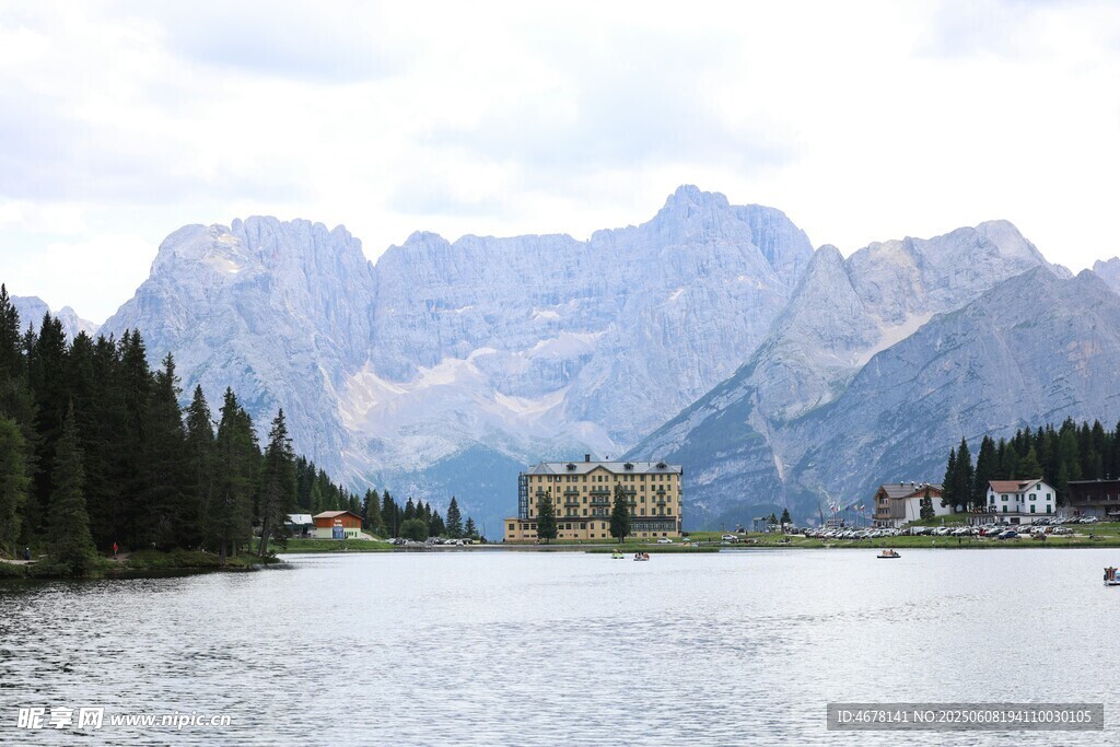 湖畔山林间的壮美风景