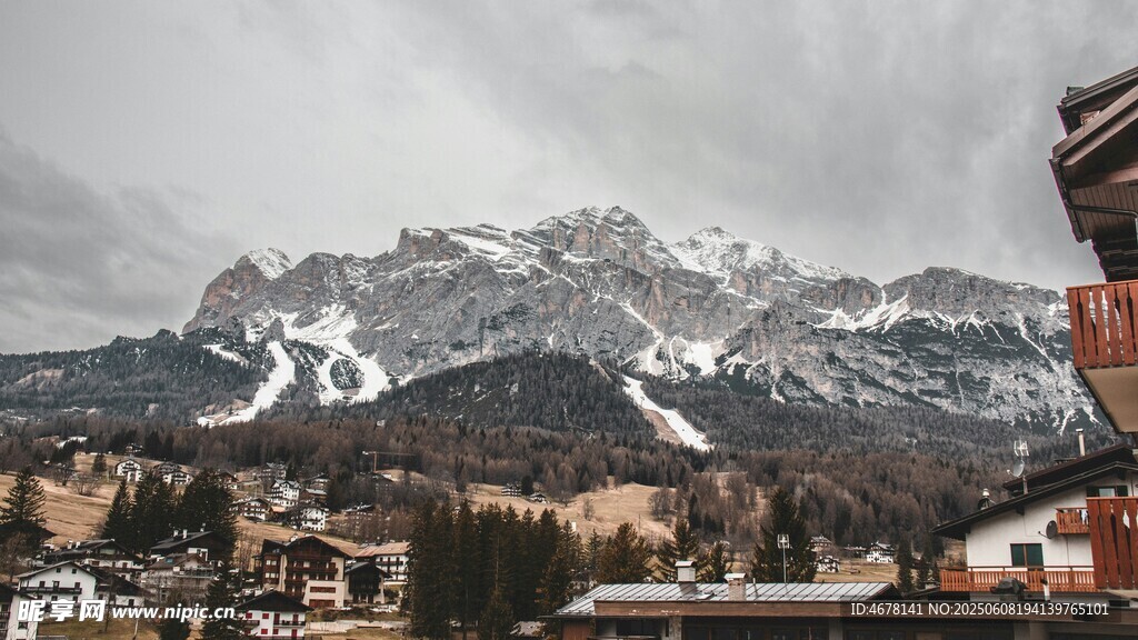 雪山下的小镇风光