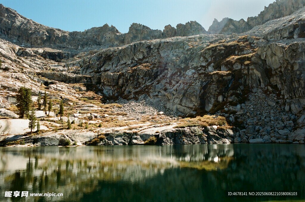 山间静谧湖景