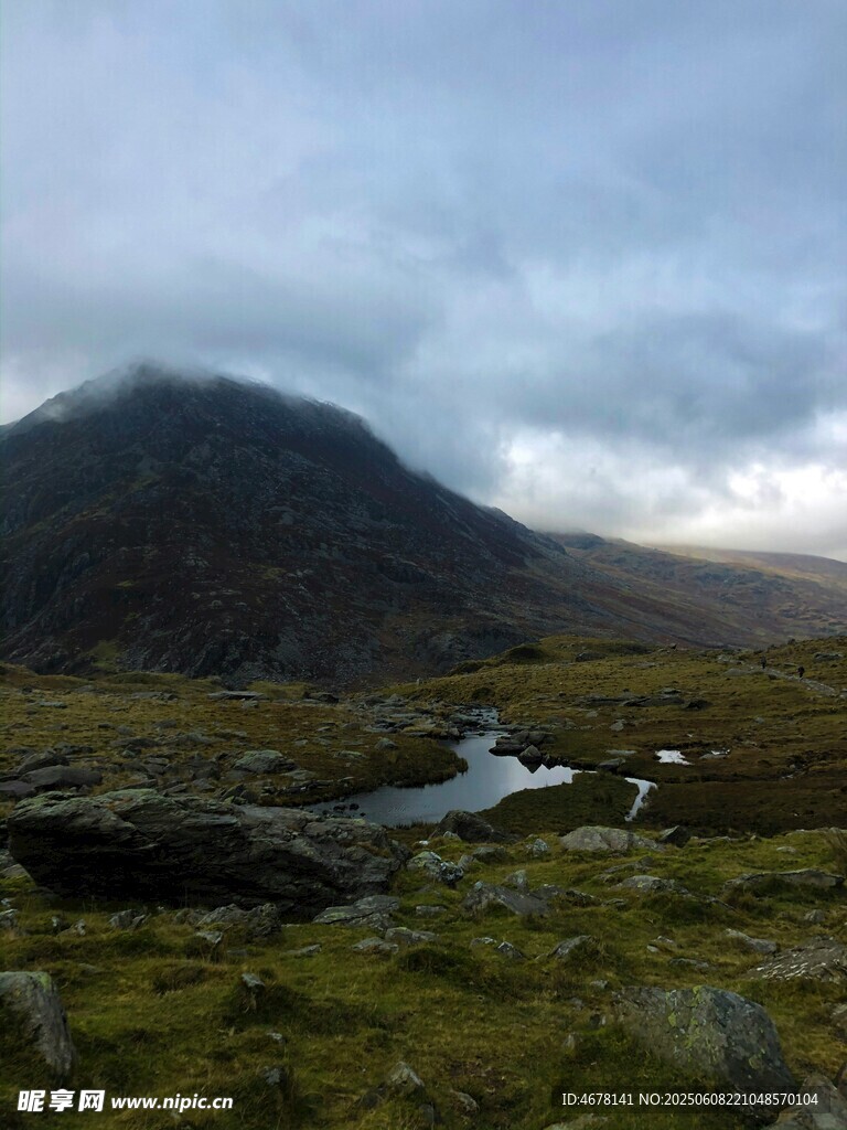 山间溪流与云雾缭绕之景