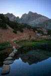 山间湖畔踏脚石美景