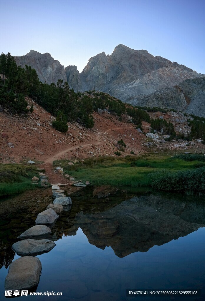 山间湖畔踏脚石美景