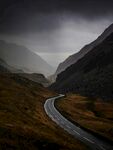 山间蜿蜒公路的阴沉景致